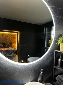 Suite Tino - Jacuzzi privé, cabine infrarouge & vue - Image 3