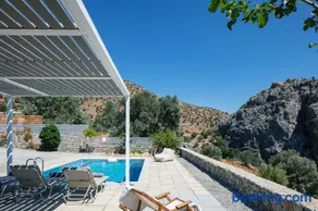 Evgoro Luxury Suites - Image 3