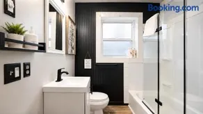 Spacious Pet Friendly Shoreline Home EV charger - Image 2