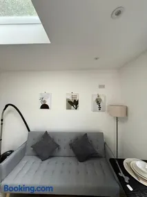 Modern guest house Free Parking - Image 3