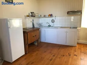 Maison charmante à Saint-Germain-de-Lusignan, parking privé - Image 2