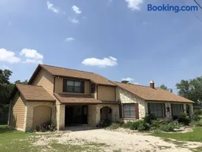 Rocky River House on Medina River - Image 1