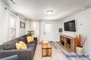220 W Ashley - Corner Cottage - Central Location - Image 2
