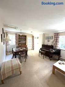 Charming Countryside Escape & Private Tennis Court - Image 3