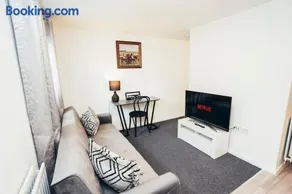 Snug 1 Bed Apartment in Derbyshire with Free Parking - Image 2