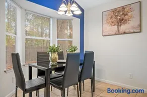 Downtown Savannah - No Stairs, King Bed & Spacious Yard - Image 2