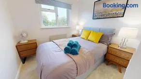 Parlaunt House - 3 bedroom with Free parking - Image 2
