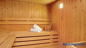Penthouse with Private Rooftop Jacuzzi, Sauna and panorama lake view - Image 3
