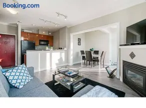 Stylish Yaletown Condo - Walk to BC Place, Canada Place & Skytrain - Free Parking - Image 3