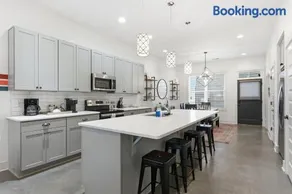 Modern 3BR with Rooftop - 10 Min to Broadway - Image 1