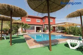 Casa con terraza, jardín y piscina privada | Vistas a la montaña - Image 2