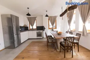 LARCH HOUSE - Image 4