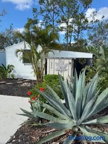 Charming 1 Bed 1 Bath Cottage in wonderful Sun Outdoors Sarasota that sleeps 6 - Image 1