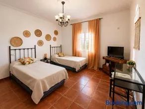 Antigua Villa Medina casa con piscina 3 habitaciones - Image 1