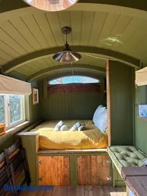 'Russet' Hut on fruit farm - Image 3