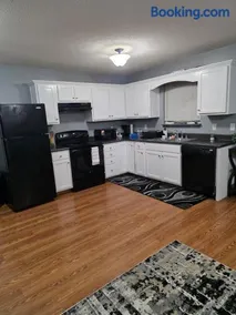 The E-Town Retreat 2BR townhouse close to Downtown - Image 5