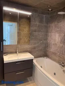 Comfortabele woning mét omheinde tuin aan water voor 12 p - Image 1