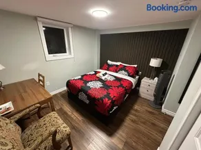 Exclusive Queen Room, Exclusive Bath, Free Parking - Image 1