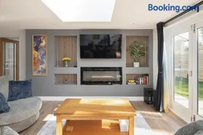 Laurel Lodge - Stylish Two Bed & Free Parking - Image 2