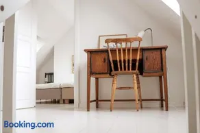 Ljus etagevåning med havsutsikt i gamla Borstahusen - Image 3