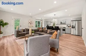 Luxury 5BR Home in Central Bloomfield Spot - Image 3