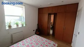 Double bed, ensuite, off street parking - Image 2