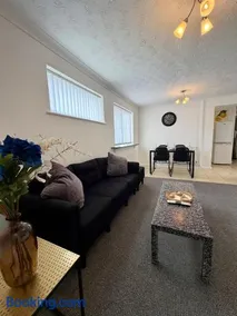 Spacious 3-Bed Home, Sleeps 6, Free Parking Wi-Fi - Image 2