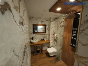 Beauti Luxury Stay Designer Bathroom - Image 4