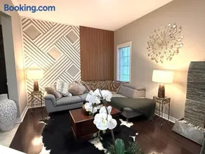 Luxurious Villa 3 Living Rooms, 1 sofa bed, 4 bedrooms, 4 Beds, 4 Toilets, 1 hour To Toronto - Image 2