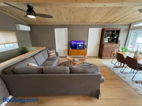 Charming Modern Cottage w Waterfront & Firepit - Image 2