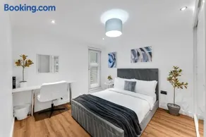 London Cosy 2 Bedroom Modern Suite Central, Excel, Stratford Wanstead Sleeps 4 - Image 3