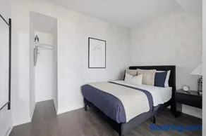 Chic 2BR Retreat Modern Comfort and Prime Location - Image 5