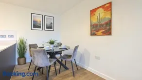 2-Bedroom Modern apt with Gym, roof terrace, Free Parking and 3 min walk to train st - Image 3