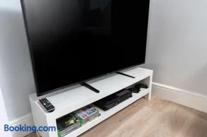 Large newly refurbished modern house, part sea views, south facing garden, parking - Image 5