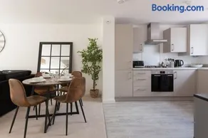 Runcorn Spacious Modern 3 bedroom House, 4 beds, On site Parking, Long stay deals - Image 2