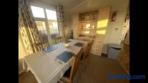 Bumblebee Lodge - Image 5