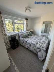 Modern Private Rooms with Free Parking & Shared Facilities - Image 4