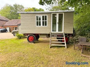 Hillcroft Holiday - Dragonfly Lodge, Woody Hut & Alpaca My Tipi Glamping - Image 3