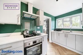2 Bed 1 Bath House, Perfect for Corporate, Contractors & Families Free Parking, Garden, Netflix By Redwood Stays - Image 5