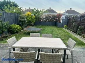 Beautiful 3 bedroom house with garden + Parking - Image 2