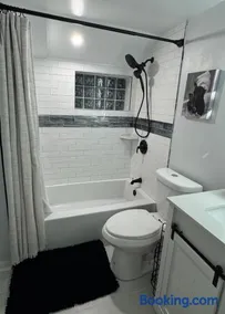 Private 2BR Fast Wi-Fi Parking Near Metro - Image 2