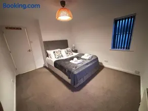 Luxury One-Bedroom House with Free Parking - Image 3