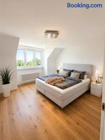 Stylish house with garden, sauna & pool - Image 3