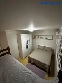 apartamento em bairro nobre suíte com ar condicionado e banheira com hidromassagem - Image 1