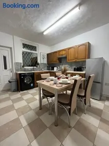 Comfortable, spacious 2 Bedroom house close to Etihad Stadium - Image 4