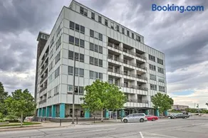 7th-Floor Omaha Condo w/ Balcony & Park Views - Image 3