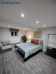 Modern 2-Bed Ground Floor Flat Near A11 & Forest - Image 5