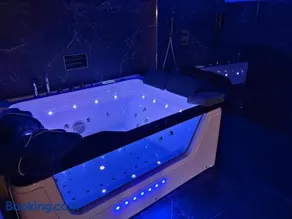 Suite Casanova avec SPA & Escape Love Game - Doux Bleu Jeux - Image 1