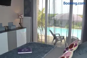 "POUR VOUS" studio dans villa avec piscine - Image 1