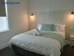 Honeysuckle Inn - Violet Town - Image 4